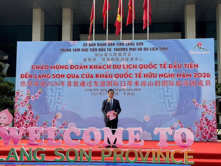 谅山省领导在活动上发表讲话。