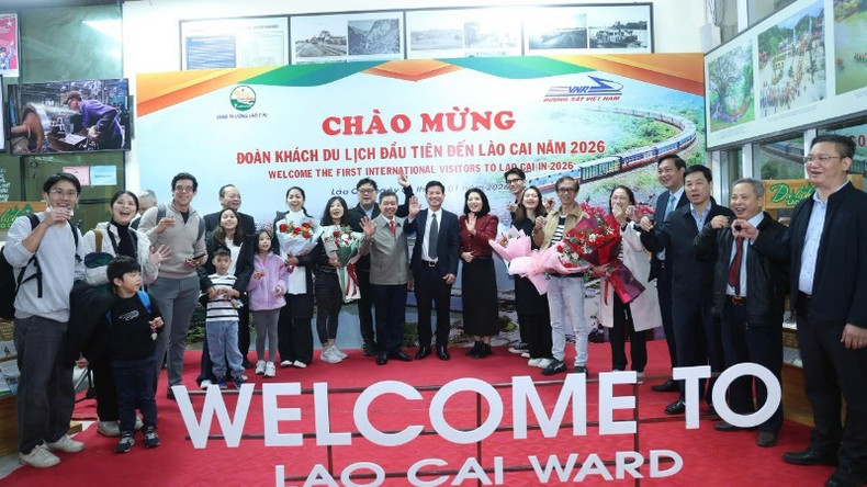 老街在新的一年迎来第一批游客。