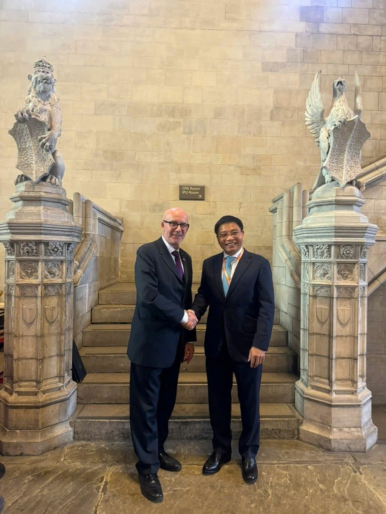 越南财政部长阮文胜和英国首相贸易特使马特·韦斯特恩。 越南财政部长阮文胜和英国首相贸易特使马特·韦斯特恩。