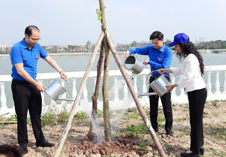 各机关代表参加植树活动。