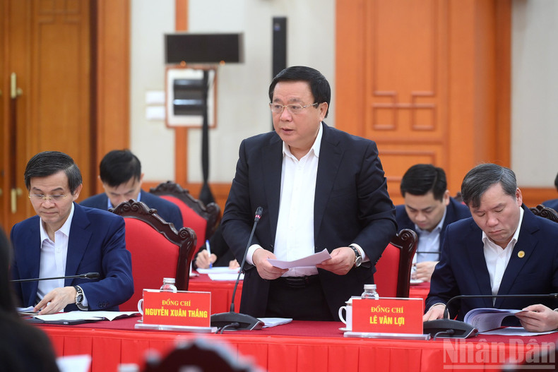 越共中央理论委员会主席阮春胜发表讲话。