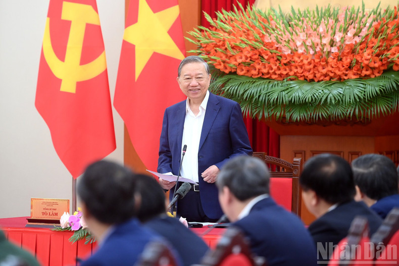 苏林总书记发表总结性讲话。