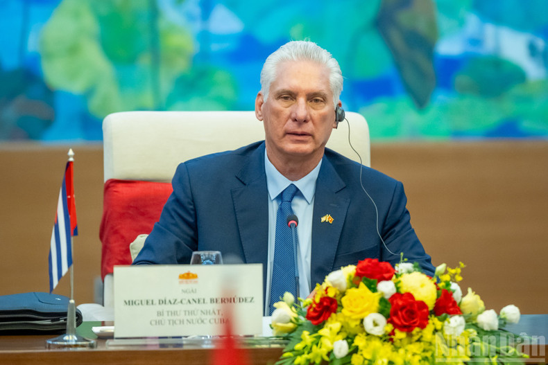 古共中央第一书记、古巴国家主席迪亚斯-卡内尔发表讲话。 古共中央第一书记、古巴国家主席迪亚斯-卡内尔发表讲话。