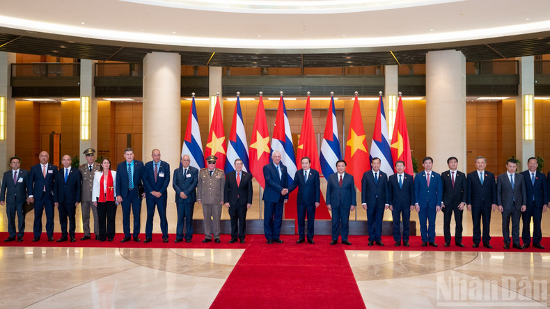 越南国会主席陈青敏,古共中央第一书记、古巴国家主席迪亚斯-卡内尔和两国代表合影。 越南国会主席陈青敏,古共中央第一书记、古巴国家主席迪亚斯-卡内尔和两国代表合影。
