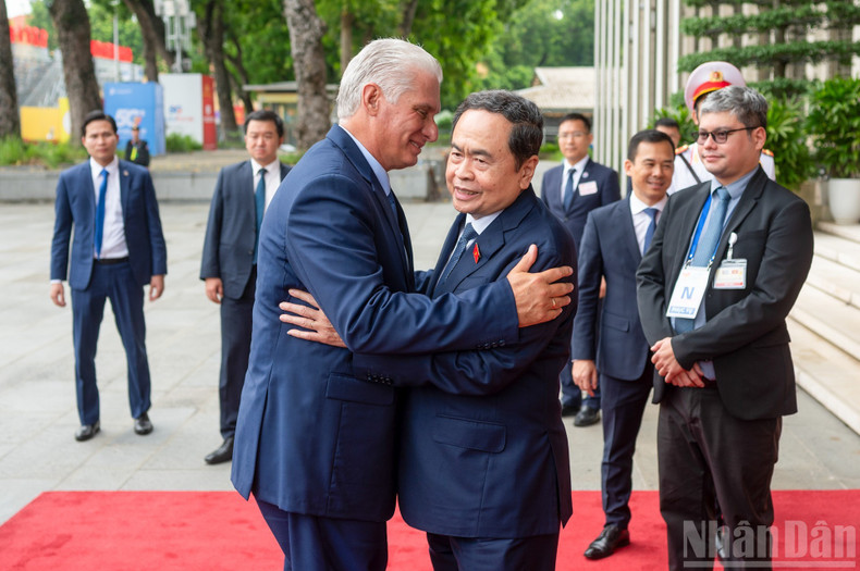 越南国会主席陈青敏欢迎古共中央第一书记、古巴国家主席迪亚斯-卡内尔。 越南国会主席陈青敏欢迎古共中央第一书记、古巴国家主席迪亚斯-卡内尔。