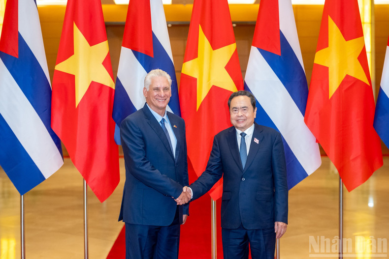越南国会主席陈青敏会见古共中央第一书记、古巴国家主席迪亚斯-卡内尔。 越南国会主席陈青敏会见古共中央第一书记、古巴国家主席迪亚斯-卡内尔。
