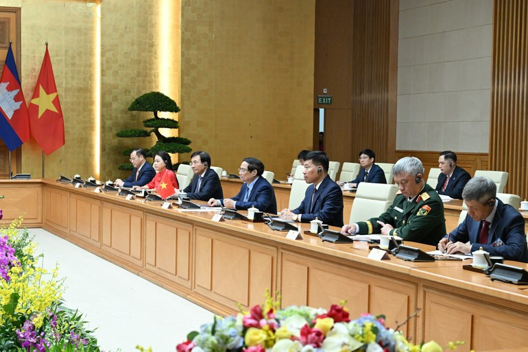 越南政府各部门、部委、行业领导与会。