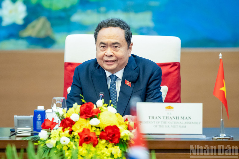 国会主席陈青敏发表讲话。 国会主席陈青敏发表讲话。