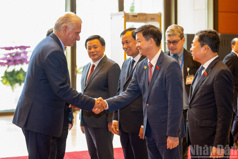 古共中央第一书记、古巴国家主席迪亚斯-卡内尔和越南国会代表。 古共中央第一书记、古巴国家主席迪亚斯-卡内尔和越南国会代表。