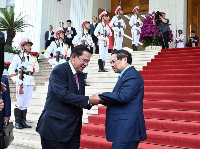 越南政府总理范明正向柬埔寨人民党主席、参议院主席洪森亲王送行。