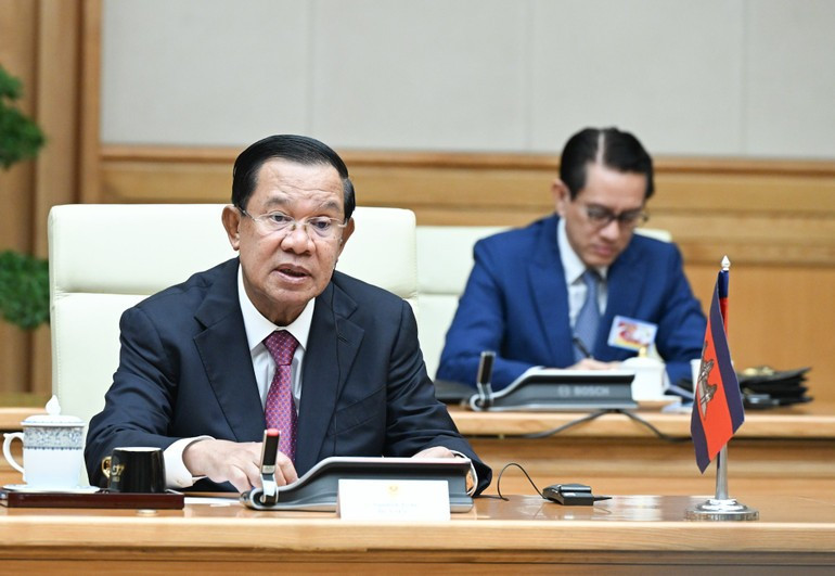 柬埔寨人民党主席、参议院主席洪森亲王发表讲话。