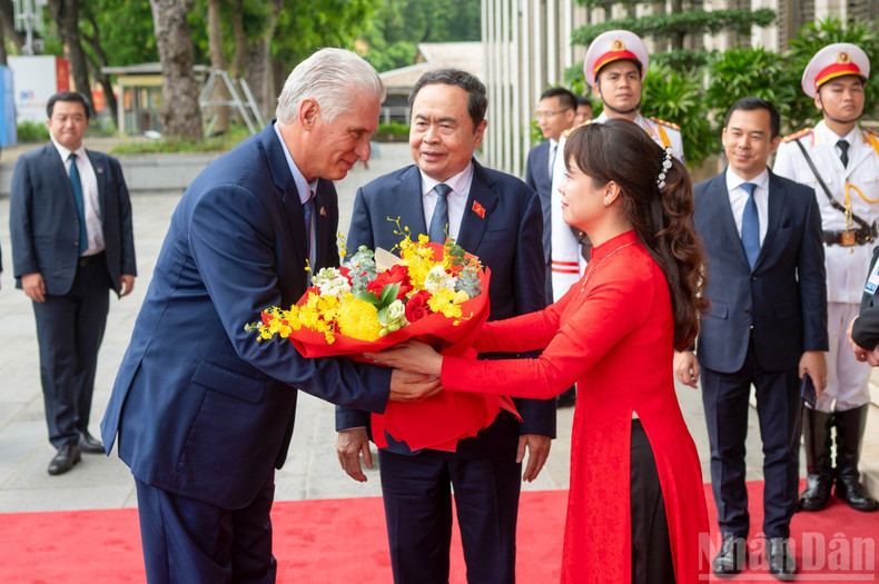 国会办公厅工作人员向古共中央第一书记、古巴国家主席迪亚斯-卡内尔赠送鲜花。 国会办公厅工作人员向古共中央第一书记、古巴国家主席迪亚斯-卡内尔赠送鲜花。