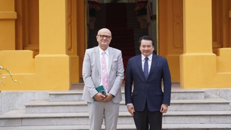 萨沙博士和外交部国际组织司代司长合影。