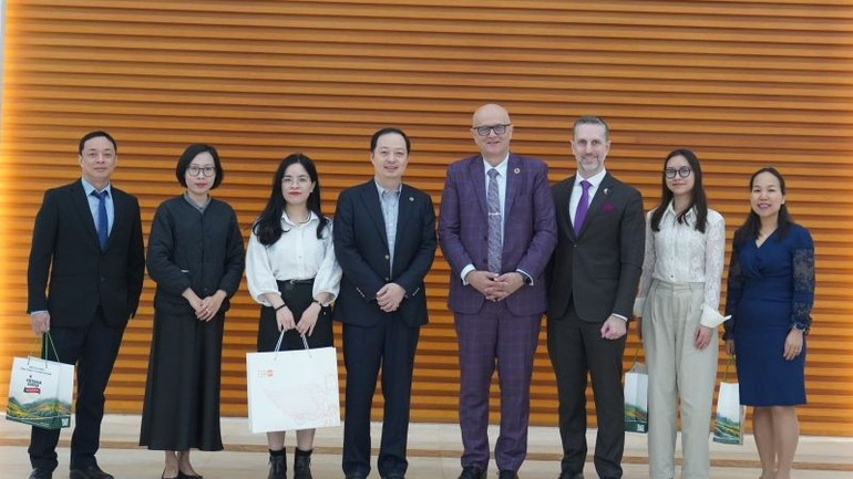 萨沙博士、联合国人口基金代表以及越南财政部干部人员合影。