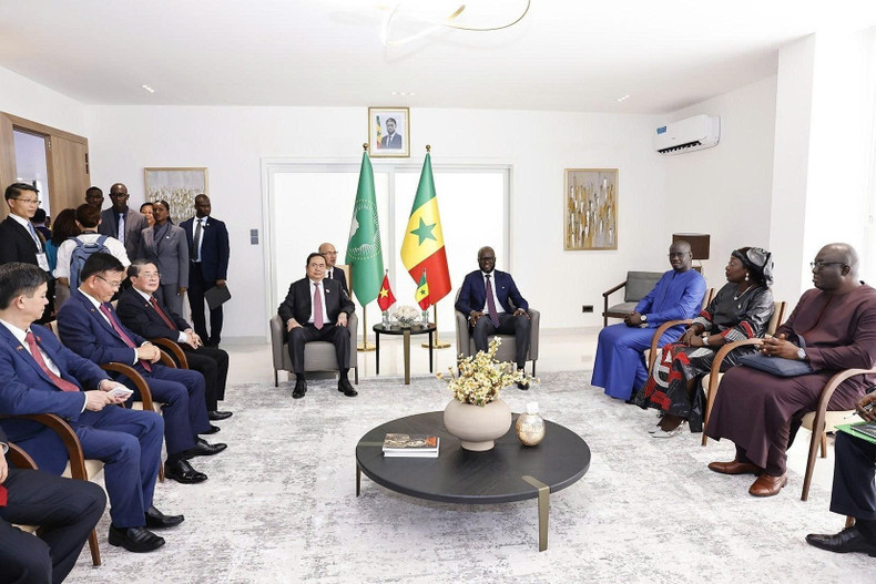 越南国会主席陈青敏与塞内加尔国民议会议长马利克·恩迪亚耶举行小范围会谈。