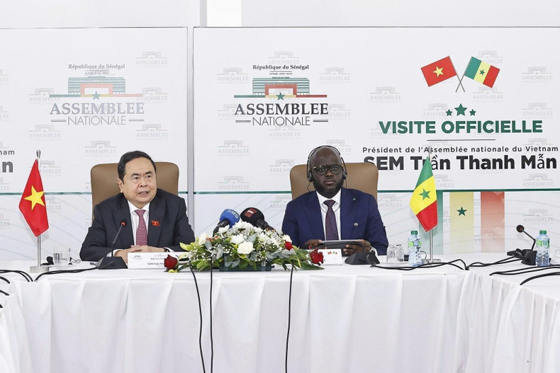 越南国会主席陈青敏与塞内加尔国民议会议长马利克·恩迪亚耶举行会谈。