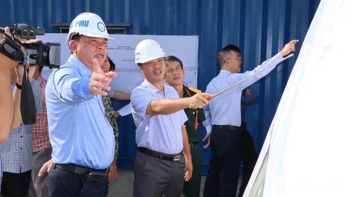 同奈省省委书记、人民委员会主席武晋德视察边和—头顿高速公路项目施工进度。