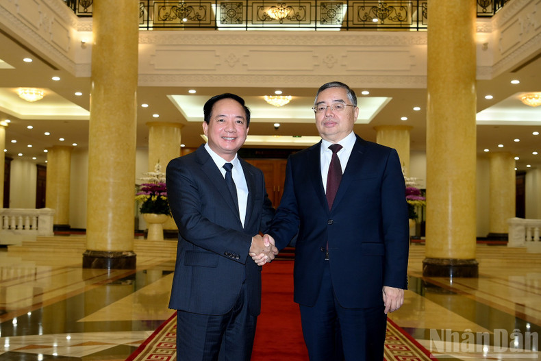 越共中央宣教与民运部部长郑文决和中共中央政治局委员、中央书记处书记，中央宣传部部长李书磊。