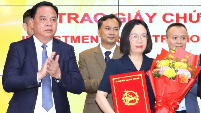 同奈省省委副书记、省人民委员会主席武晋德向外资企业颁发投资证书。