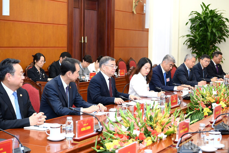 中共中央宣传部部长李书磊和中国代表团。