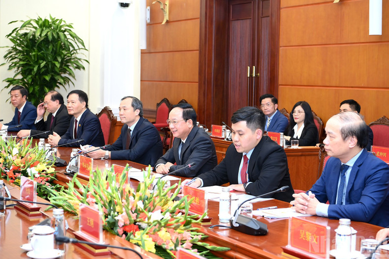 越共中央宣教与民运部部长郑文决和越南代表团。