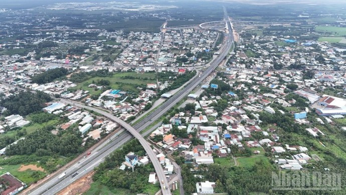 胡志明市—隆城–油椰高速公路经隆城乡的路段。