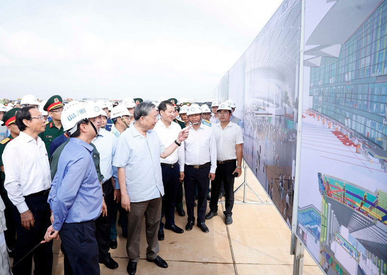 苏林总书记视察龙城国际机场项目。