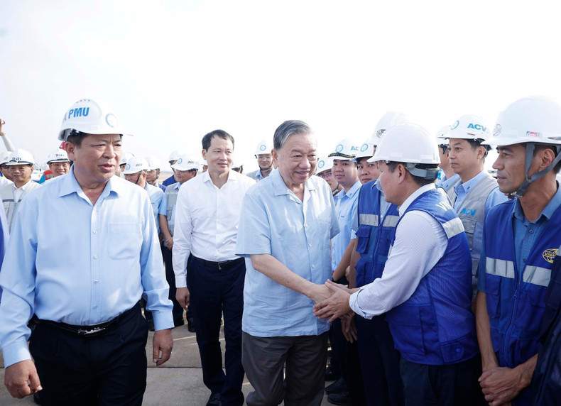 苏林总书记看望慰问项目干部、工人、劳动者。