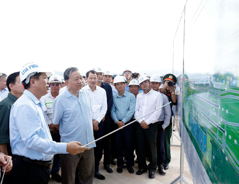 苏林总书记视察龙城国际机场项目。