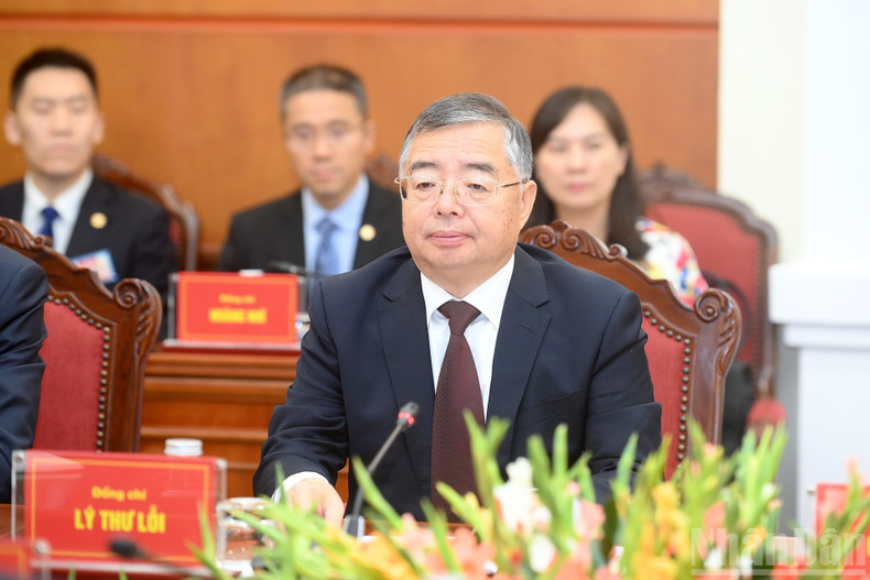 中共中央宣传部部长李书磊发表讲话。