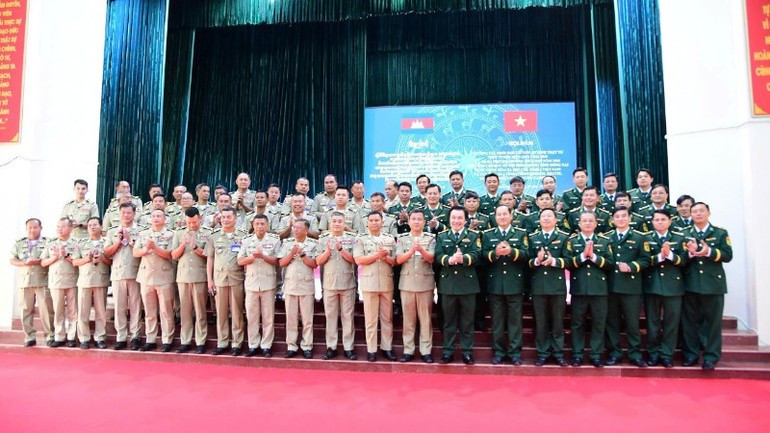 与会代表合影。