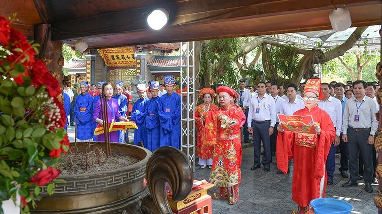 各位代表和来宾在宝河寺敬香。 各位代表和来宾在宝河寺敬香。