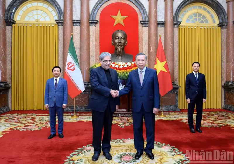 越共中央总书记、国家主席苏林与伊朗驻越南大使阿克巴尔·加塞米·阿里·阿巴迪。
