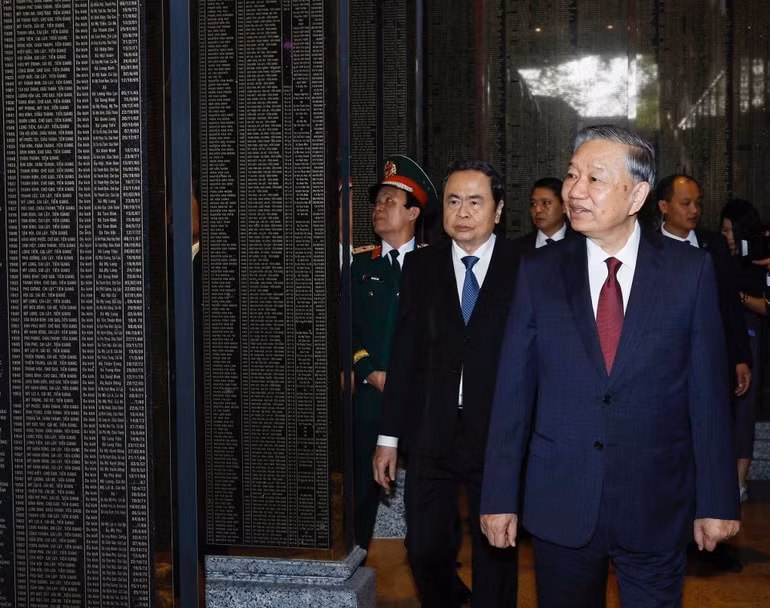 苏林总书记及各位代表参观英雄烈士纪念碑。