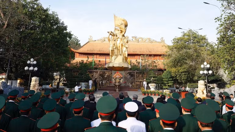苏林总书记以及各位代表在胜利纪念碑敬香献花。