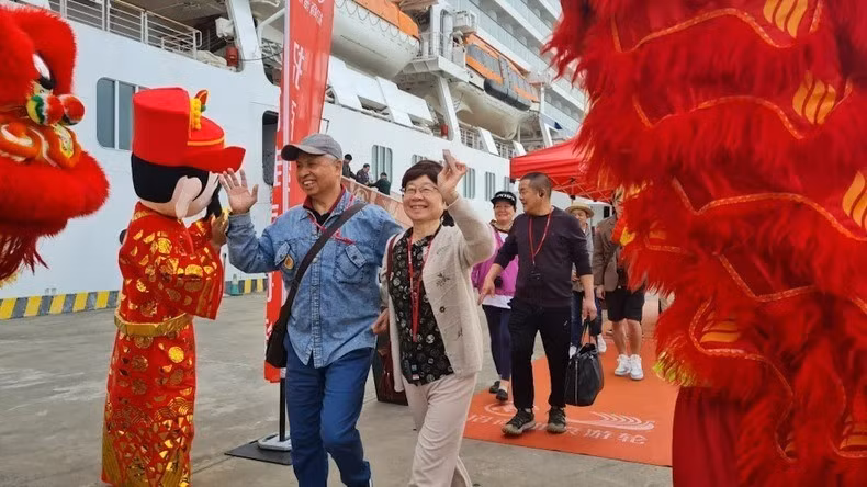 中国游轮乘客兴奋抵达越南。