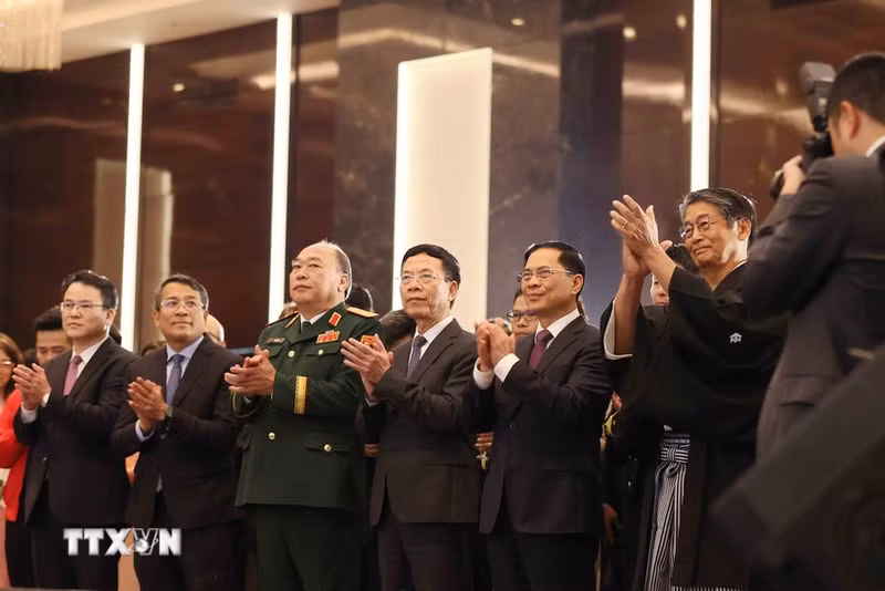 越南政府副总理裴青山以及各位代表出席招待会。