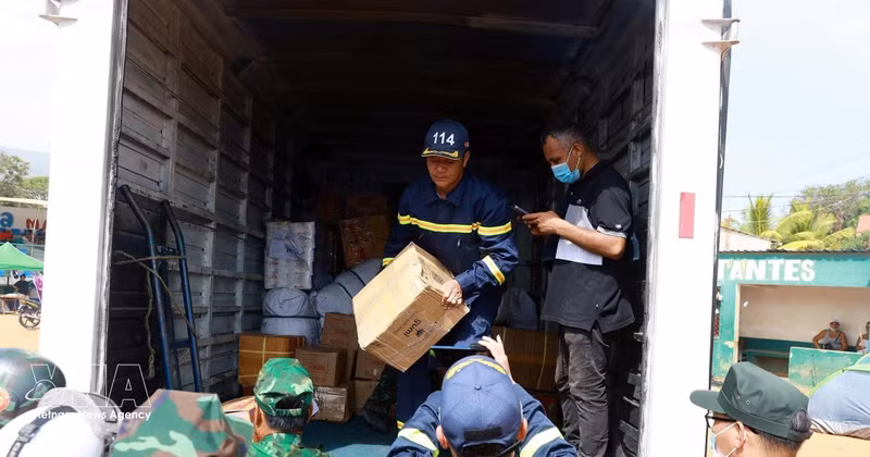 向地震灾民临时安置点运送生活必需品和食品。（图片来源：越通社）