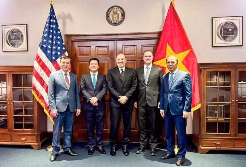 工贸部长阮鸿延与美国商务部长霍华德·卢特尼克及美国贸易代表大使贾米森·格里尔举行会谈。