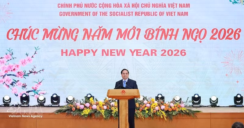 在招待会上发表讲话。（图片来源：越通社）