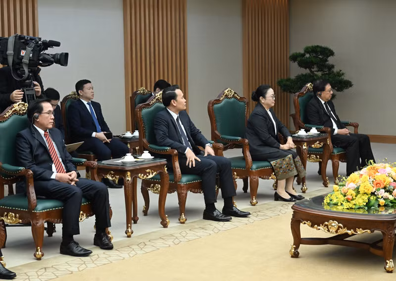 陪同老挝教育体育部部长通沙立·芒诺梅的代表团成员出席会见。