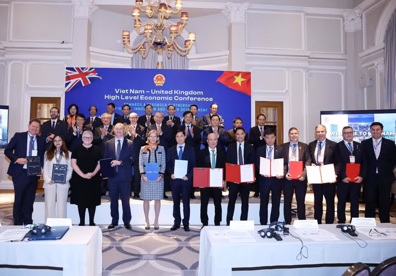 苏林总书记出席越南与英国合作协议签署仪式。