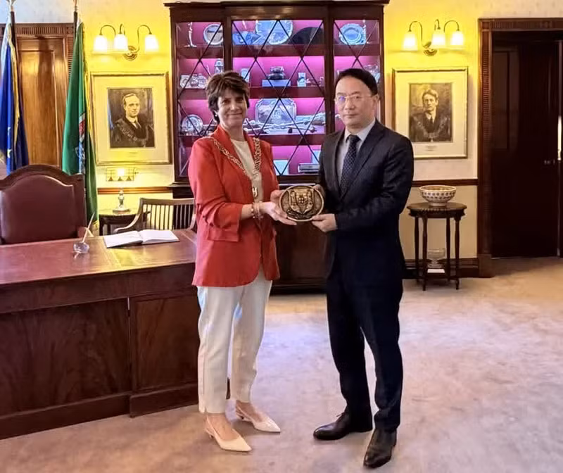 越南驻爱尔兰大使范全胜拜访科克市领导。
