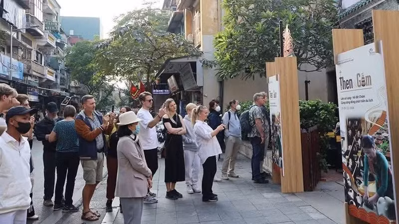 国际游客观赏越南地标。（图片来源：旅游信息中心）