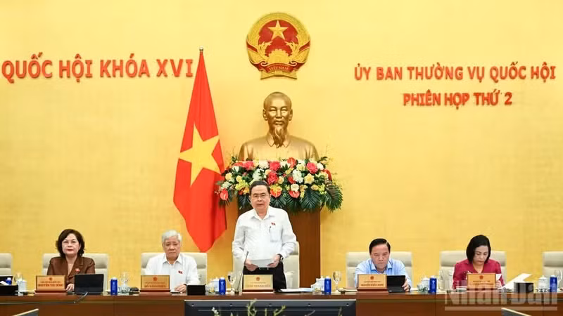 越南国会主席陈青敏主持会议并致开幕词。