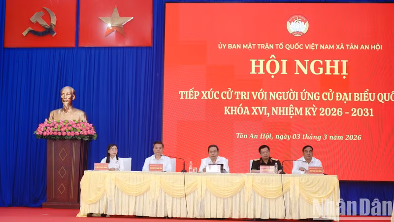 越南国会主席陈青敏出席会议。