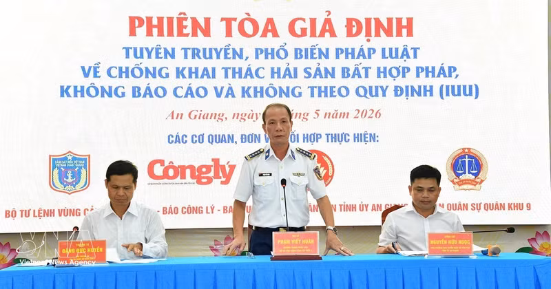 以“模拟法庭”形式开展的打击非法、不报告和不受管制捕捞（IUU）法律宣传活动现场。（图片来源：越通社）
