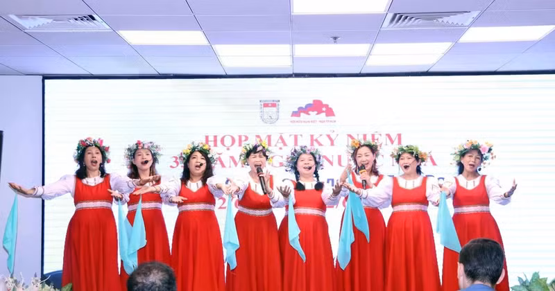 胡志明市越俄友好协会成员表演的节目。（图片来源：越通社）