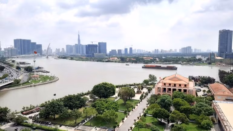 胡志明市应大力发展水路运输，充分挖掘潜力。