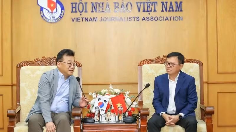 黎国明同志会见韩国记者协会会长朴钟贤。